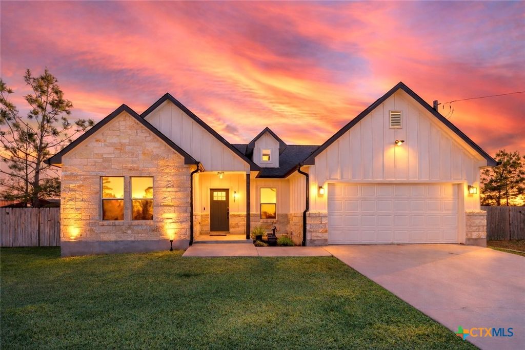 111 Tree Top Lane, Smithville, TX 78957