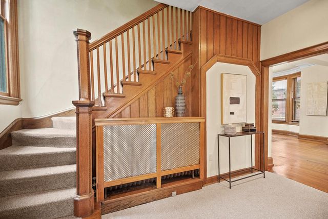 2918 N Hackett AVENUE, Milwaukee, WI 53211