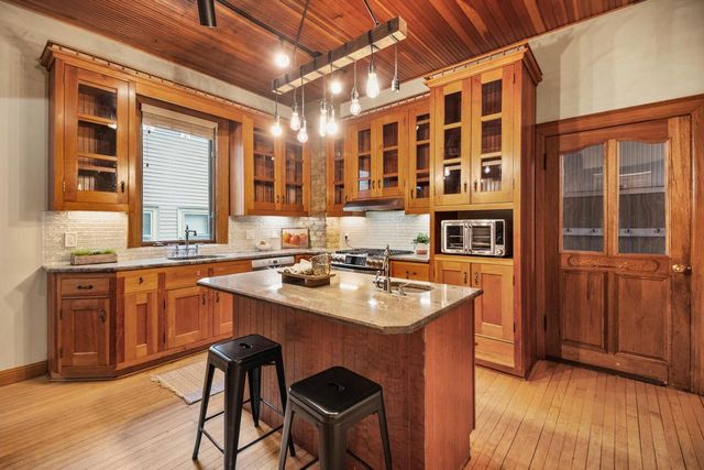 2918 N Hackett AVENUE, Milwaukee, WI 53211