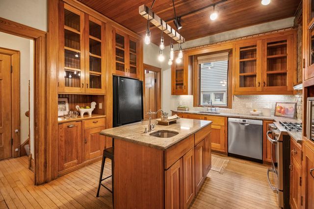 2918 N Hackett AVENUE, Milwaukee, WI 53211