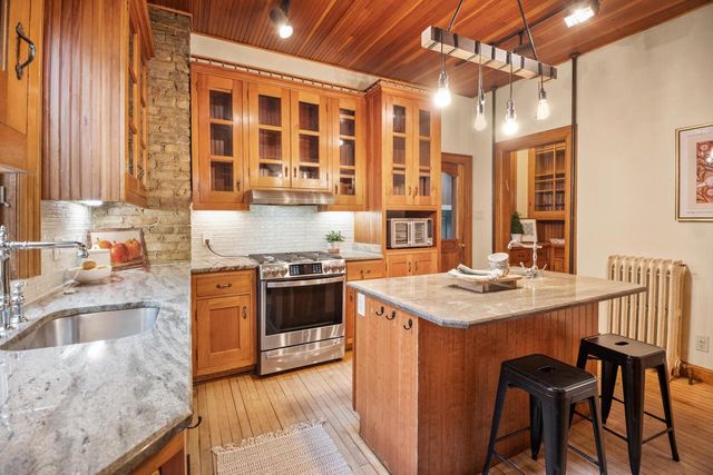 2918 N Hackett AVENUE, Milwaukee, WI 53211