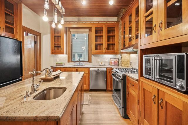 2918 N Hackett AVENUE, Milwaukee, WI 53211