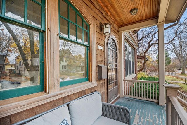 2918 N Hackett AVENUE, Milwaukee, WI 53211