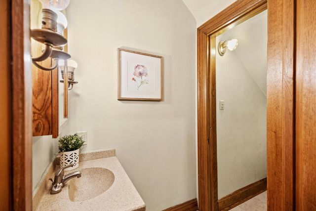 2918 N Hackett AVENUE, Milwaukee, WI 53211