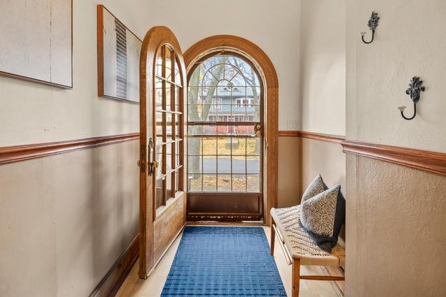 2918 N Hackett AVENUE, Milwaukee, WI 53211