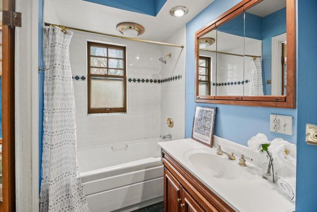 2918 N Hackett AVENUE, Milwaukee, WI 53211