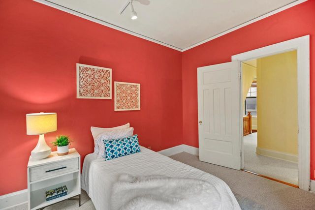 2918 N Hackett AVENUE, Milwaukee, WI 53211