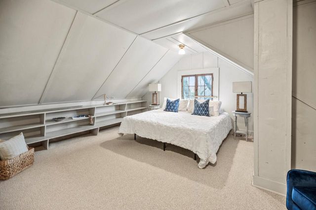 2918 N Hackett AVENUE, Milwaukee, WI 53211