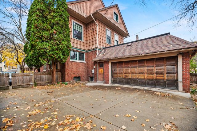 2918 N Hackett AVENUE, Milwaukee, WI 53211