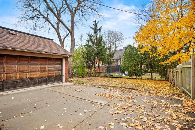 2918 N Hackett AVENUE, Milwaukee, WI 53211