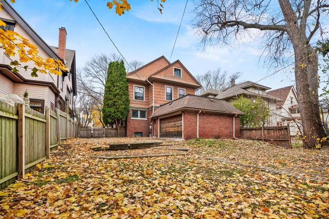 2918 N Hackett AVENUE, Milwaukee, WI 53211