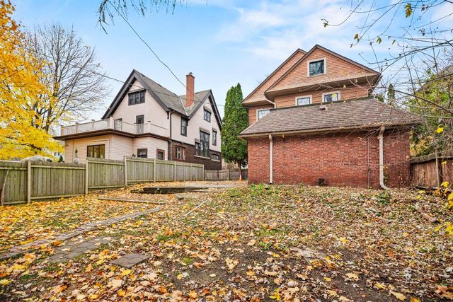 2918 N Hackett AVENUE, Milwaukee, WI 53211