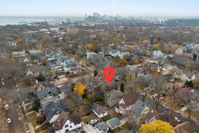 2918 N Hackett AVENUE, Milwaukee, WI 53211