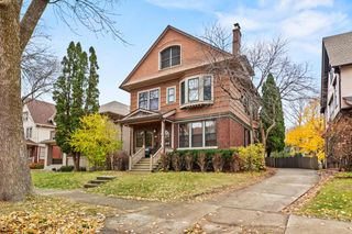 2918 N Hackett AVENUE, Milwaukee, WI 53211