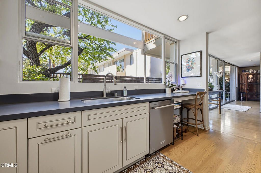 Image 12 of property listing at 1000 S Orange Grove Boulevard 23, Pasadena, CA 91105