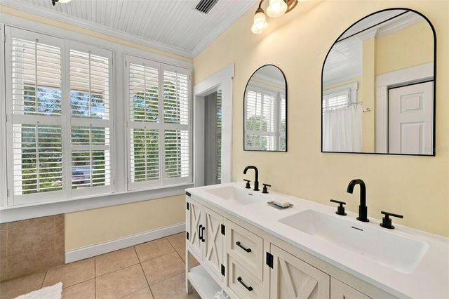 1801 W HILLS AVENUE, Tampa, FL 33606