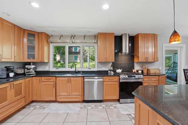 26792 W LAKEVIEW Drive S, Lake Barrington, IL 60084