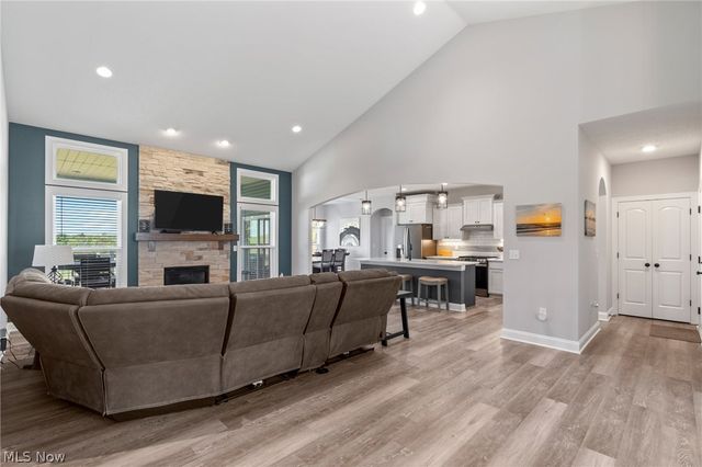 2487 Ledgestone Drive NW, Uniontown, OH 44685