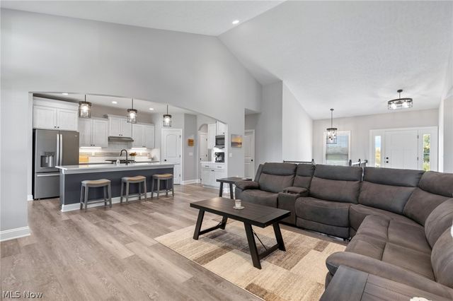 2487 Ledgestone Drive NW, Uniontown, OH 44685