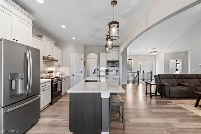 2487 Ledgestone Drive NW, Uniontown, OH 44685