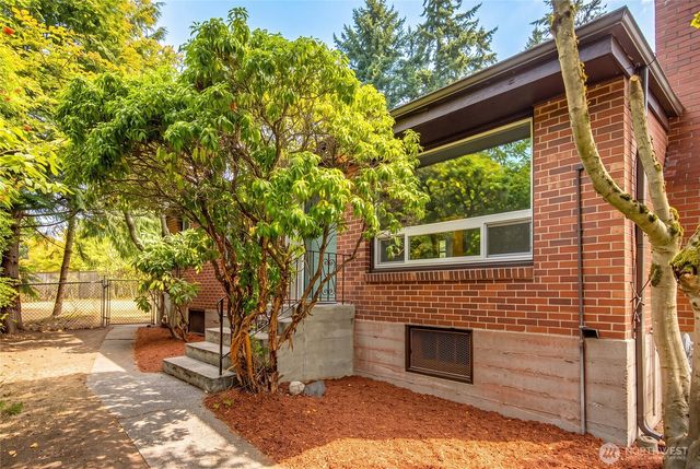 12004 5th Ave NE, Seattle, WA 98125
