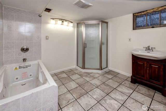 12004 5th Ave NE, Seattle, WA 98125