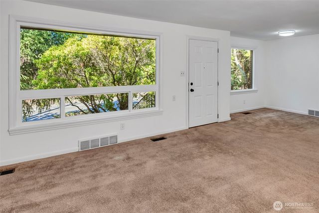 12004 5th Ave NE, Seattle, WA 98125