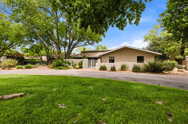 1116 Salamanca Street NW, Los Ranchos, NM 87107
