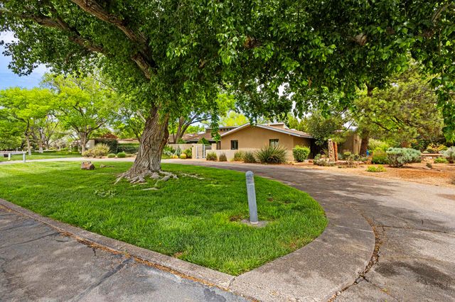 1116 Salamanca Street NW, Los Ranchos, NM 87107