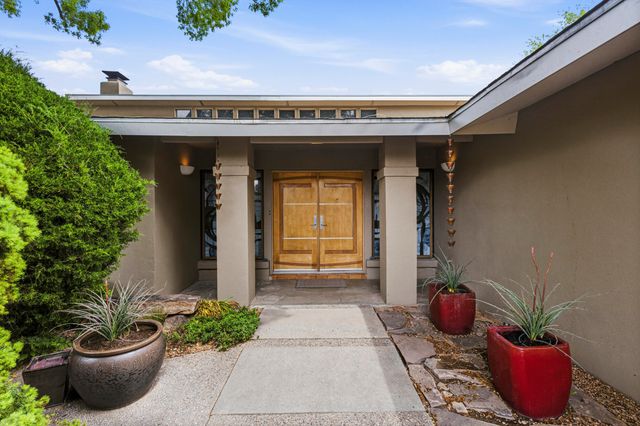 1116 Salamanca Street NW, Los Ranchos, NM 87107