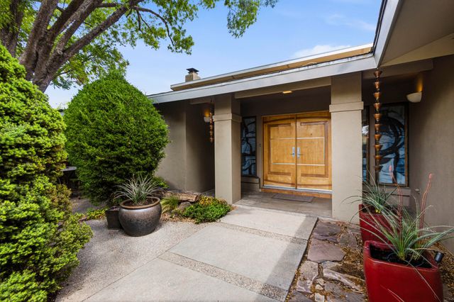 1116 Salamanca Street NW, Los Ranchos, NM 87107