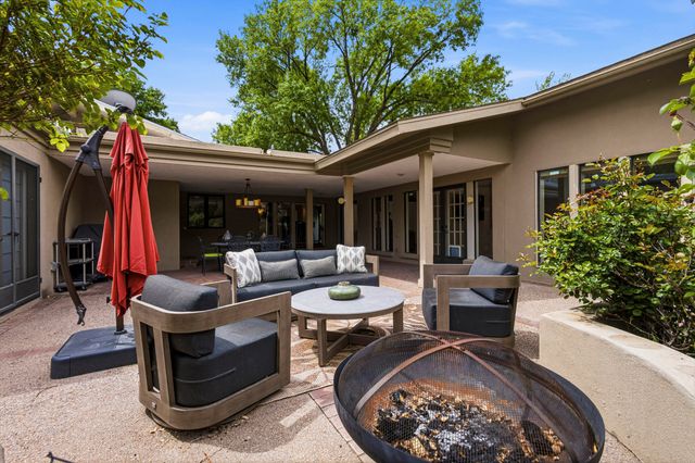 1116 Salamanca Street NW, Los Ranchos, NM 87107