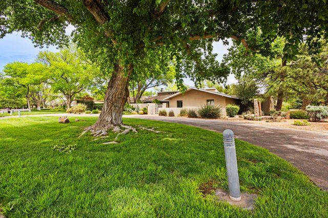 1116 Salamanca Street NW, Los Ranchos, NM 87107