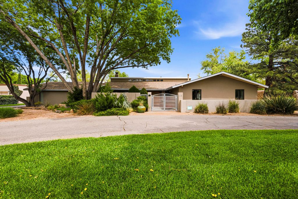 1116 Salamanca Street NW, Los Ranchos, NM 87107