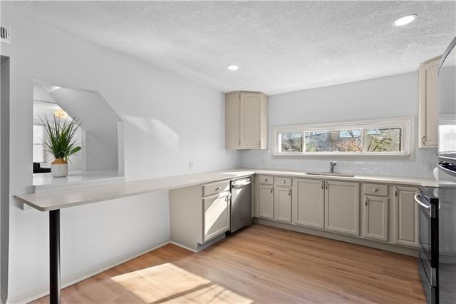 828 E 82nd Street, Kansas City, MO 64131