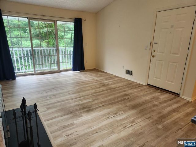 124 Raintree Lane, Mahwah, NJ 07430