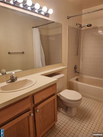 124 Raintree Lane, Mahwah, NJ 07430