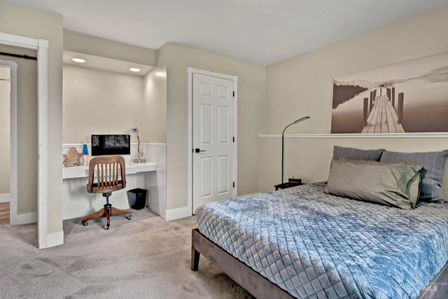 812 E Hearthstone Dr, Boise, ID 83702