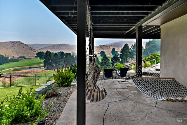 812 E Hearthstone Dr, Boise, ID 83702