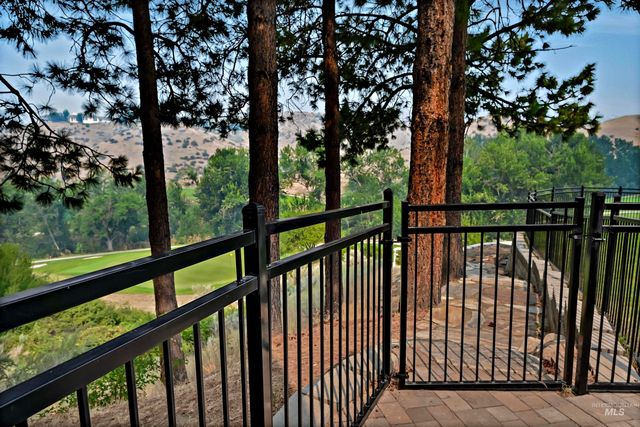 812 E Hearthstone Dr, Boise, ID 83702