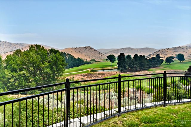 812 E Hearthstone Dr, Boise, ID 83702