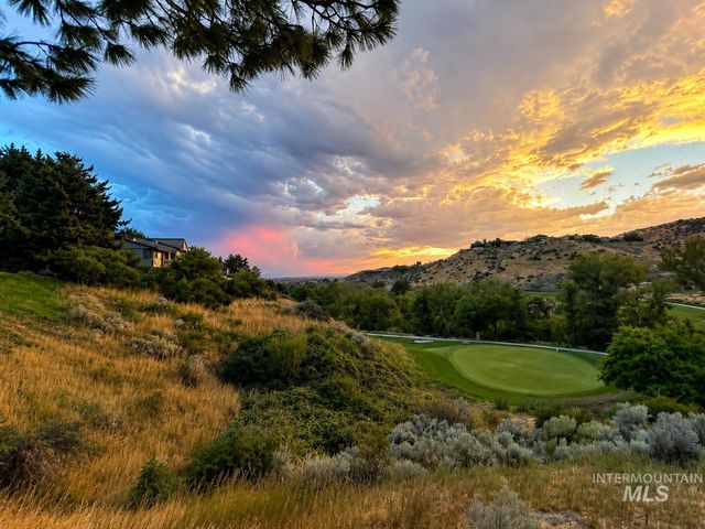 812 E Hearthstone Dr, Boise, ID 83702