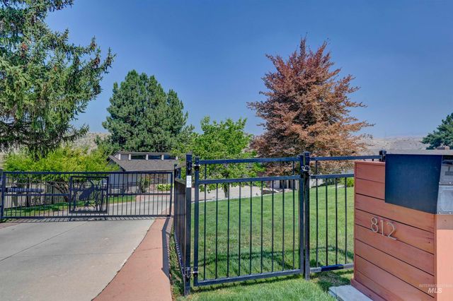 812 E Hearthstone Dr, Boise, ID 83702