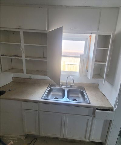 2921 Sabinas St, Corpus Christi, TX 78405