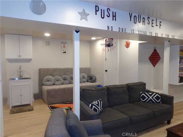 24930 Knoll Cir, Crestline, CA 92325