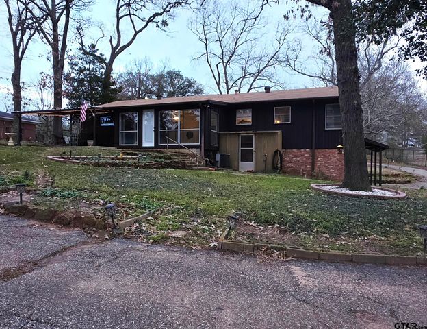 1120 Oak St., New London, TX 75682