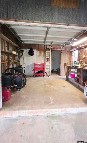 1120 Oak St., New London, TX 75682