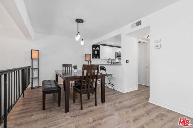 18415 Collins Street F, Tarzana (los Angeles), CA 91356