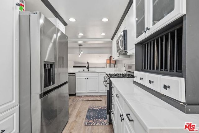 18415 Collins Street F, Tarzana (los Angeles), CA 91356