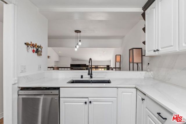 18415 Collins Street F, Tarzana (los Angeles), CA 91356